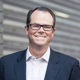 行业巨头加速技术革新 固态电池商业化竞赛迎来新阶段